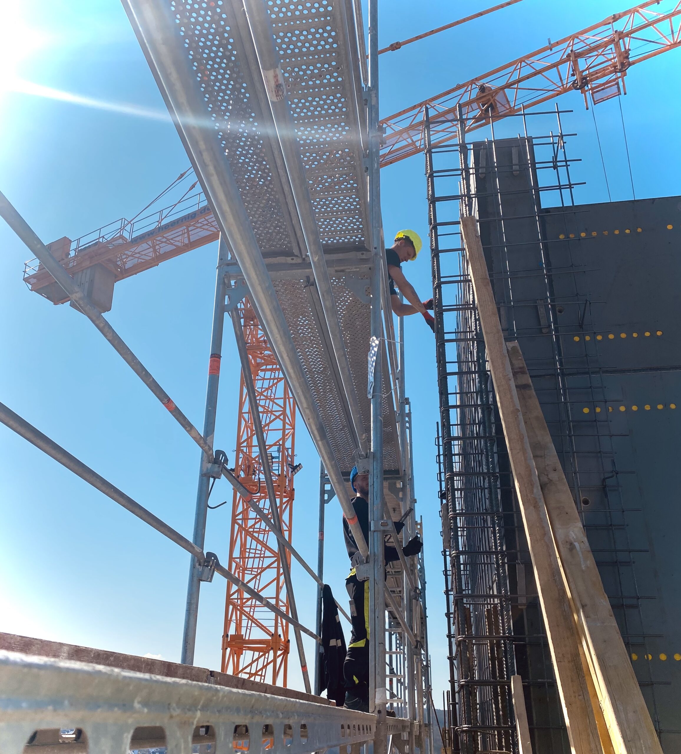 Hochbau-Baustelle im Rohbau mit Treppenlauf und Geschossstruktur