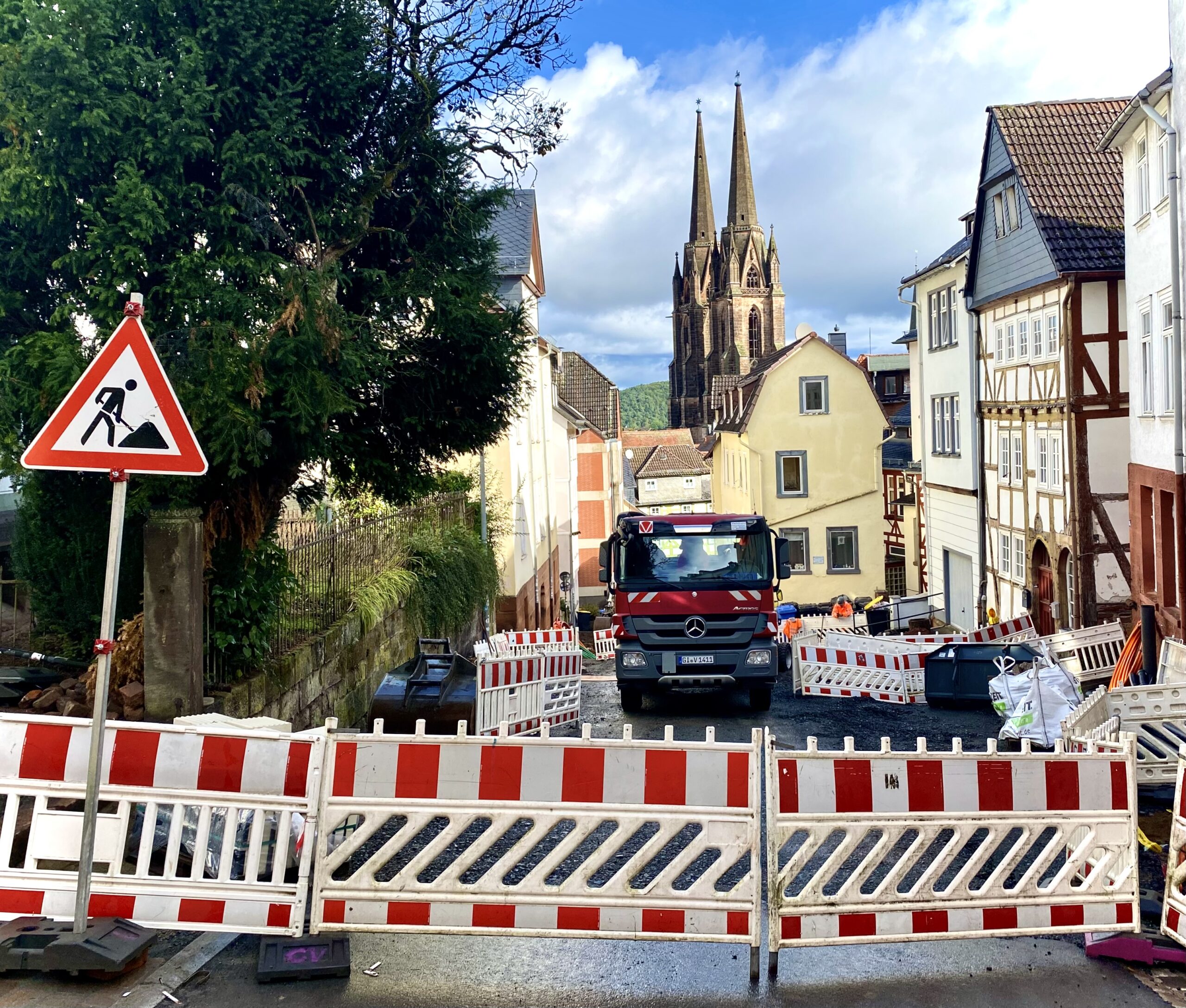 Innerstaedtische Tiefbau-Baustelle mit Leitungsgraben und Verkehrssicherung